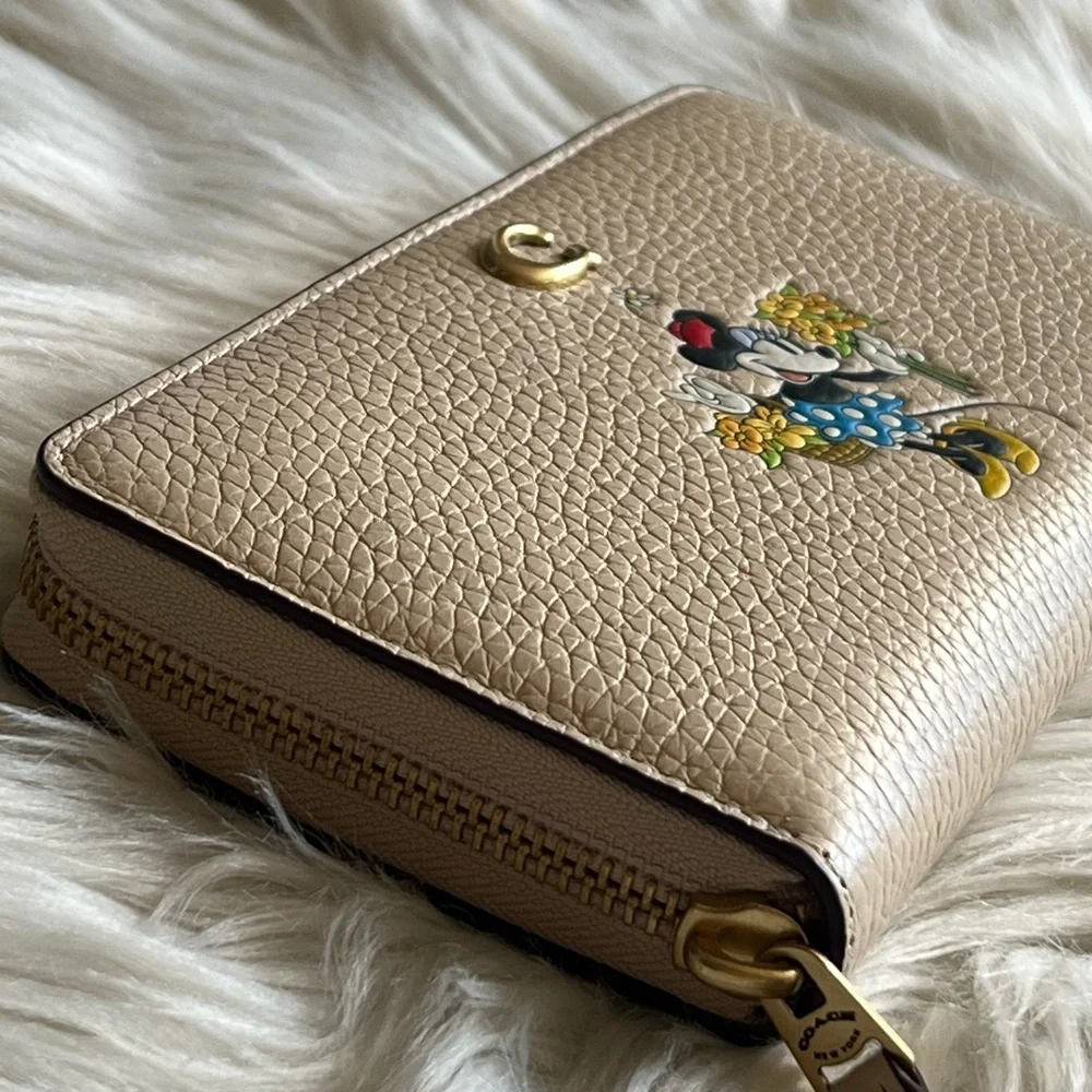 💰SOLD - CH472 - Disney X Coach Accordion Zip Wallet with Minnie Mouse - Picture 2 of 11